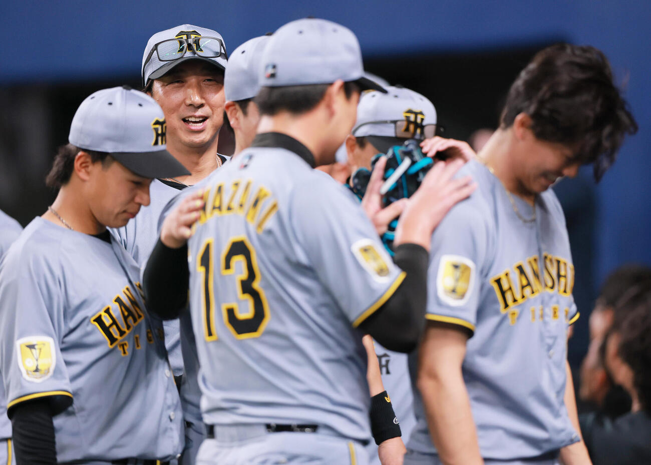 中日対阪神　中日に勝利し笑顔を見せる阪神藤川監督（左から2人目）（撮影・上山淳一）