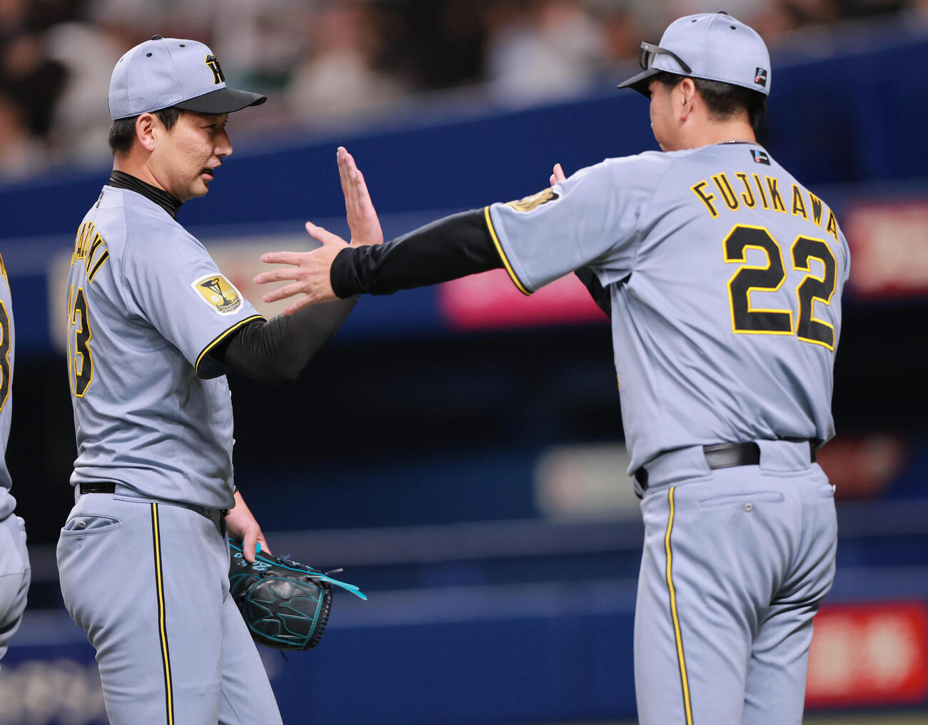 中日対阪神　中日に勝利した阪神藤川監督（右）はベンチ前で岩崎とタッチをかわす（撮影・上山淳一）