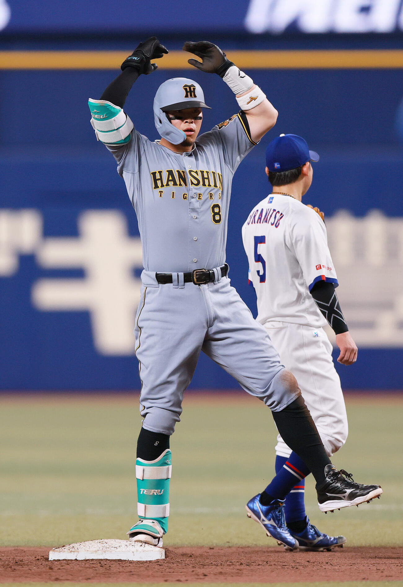中日対阪神　9回表阪神無死、二塁打を放ちベンチに向かってポーズする佐藤（撮影・上山淳一）