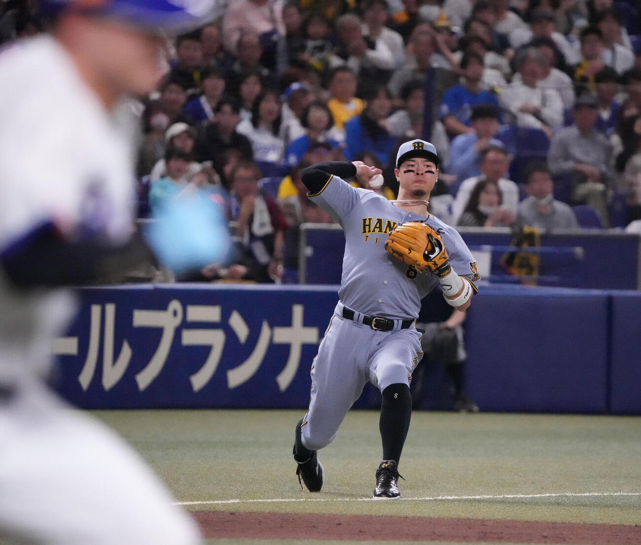 中日対阪神　2回裏中日無死、一塁へ悪送球をする佐藤（撮影・森本幸一）