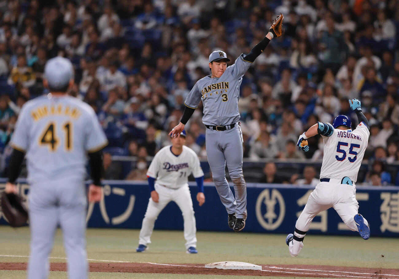 中日対阪神　2回裏中日無死、細川（右）の三ゴロを三塁手佐藤が悪送球し一塁手大山（同2人目）はジャンプして捕球もセーフ（撮影・上山淳一）