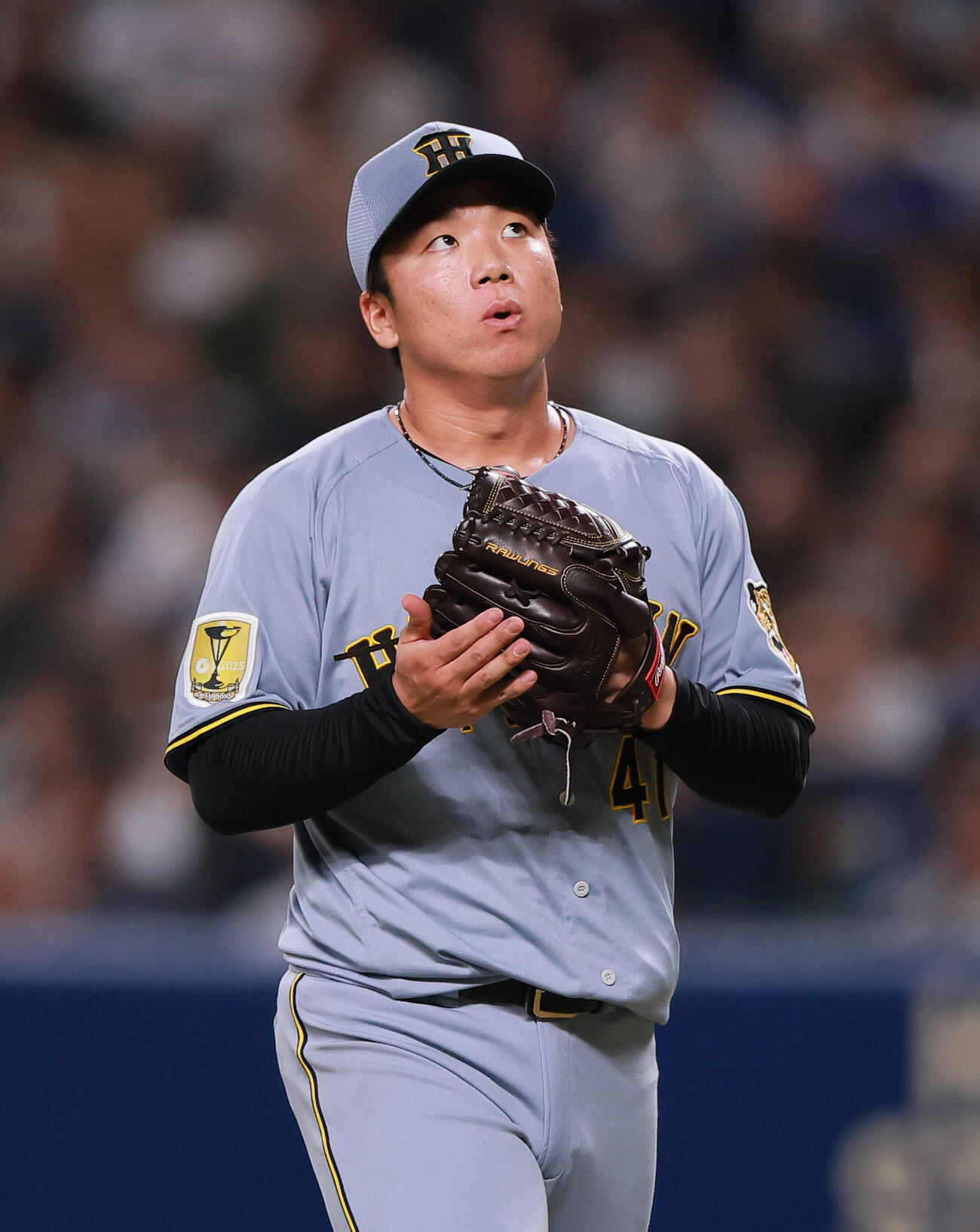 中日対阪神　5回を投げ終えベンチへ引き揚げる阪神村上（撮影・上山淳一）
