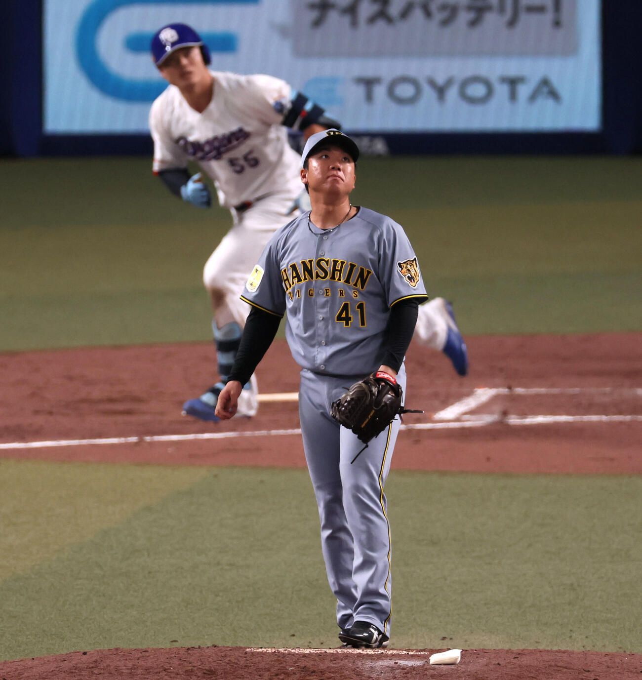 中日対阪神　3回裏中日2死二塁、村上は細川に左越え適時二塁打を打たれ失点する（撮影・加藤哉）