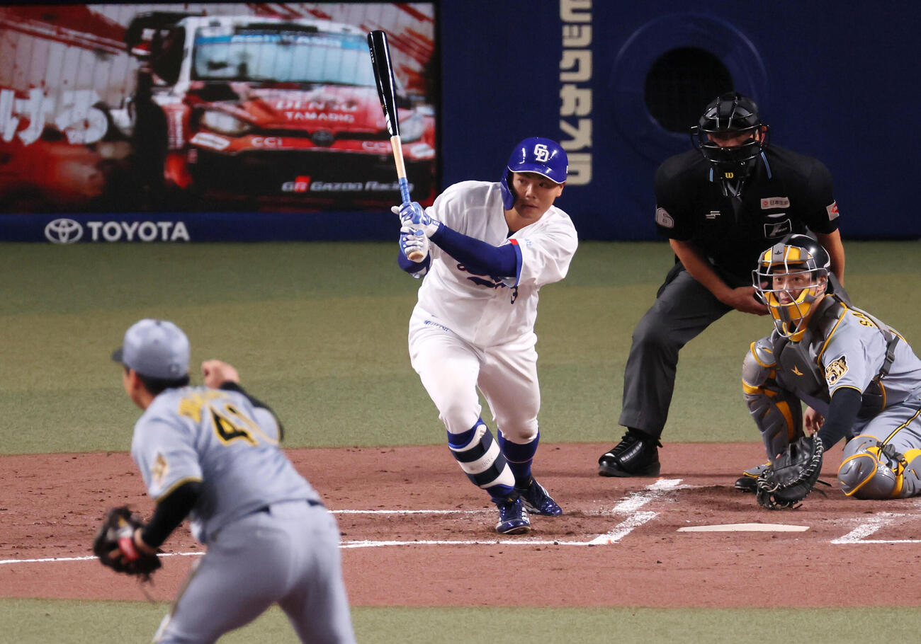 中日対阪神　2回裏中日無死一塁、高橋周は右前打を放つ。投手村上（撮影・加藤哉）