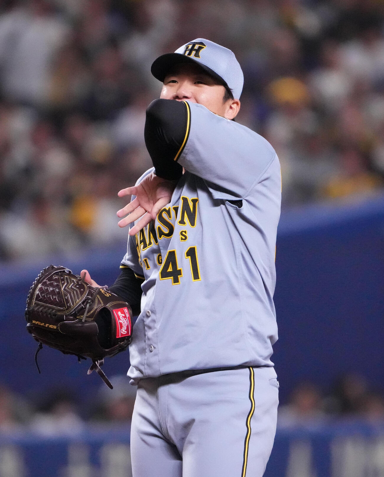 中日対阪神　2回裏中日1死満塁、汗を拭う阪神先発の村上（撮影・森本幸一）