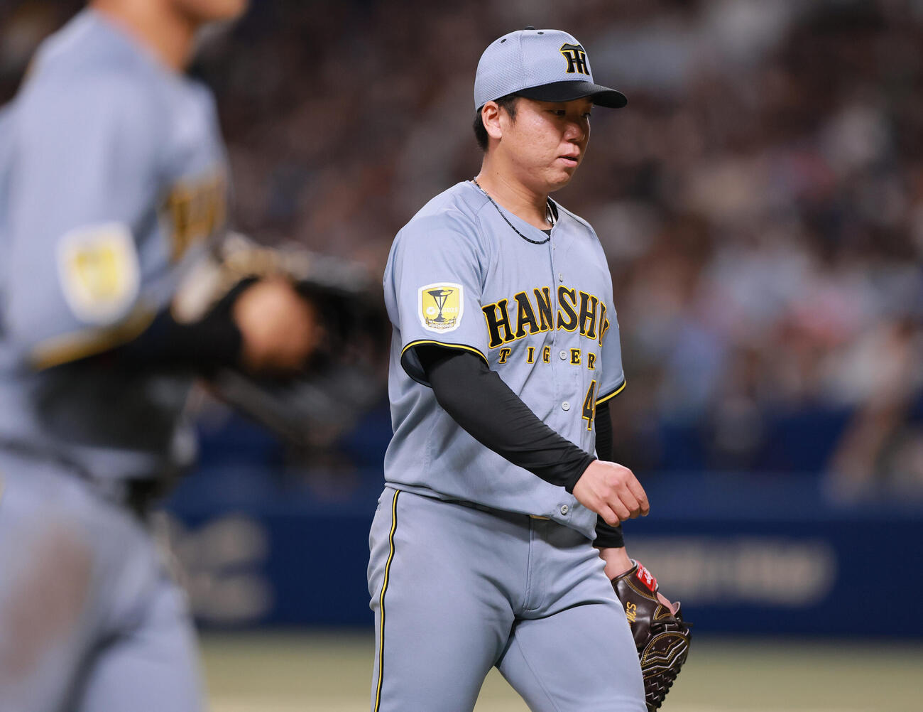 中日対阪神　3回に失点しベンチに引き揚げる阪神先発の村上（撮影・上山淳一）