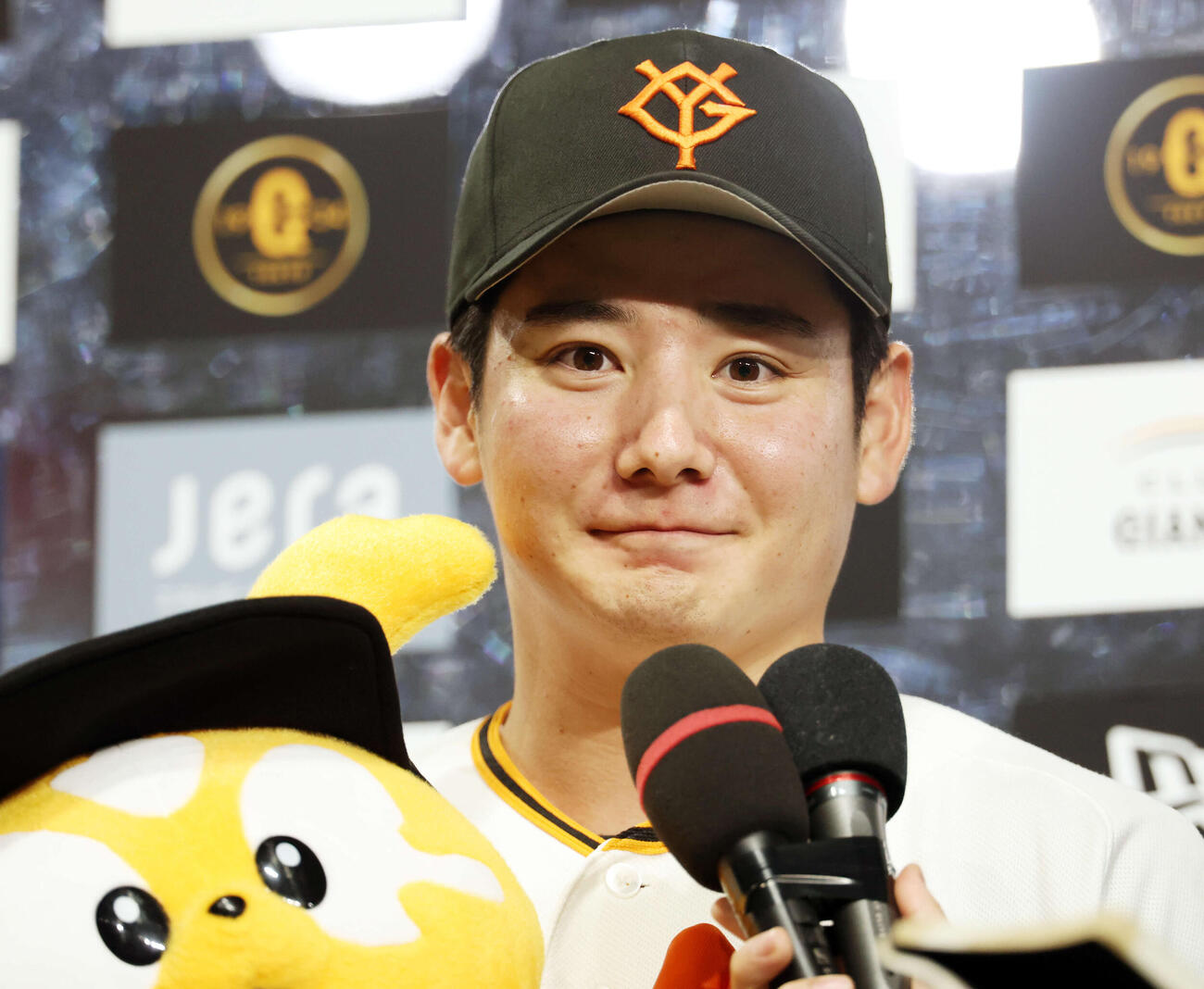 巨人対ヤクルト　2勝目を挙げた巨人竹丸はインタビューで笑顔（撮影・浅見桂子）