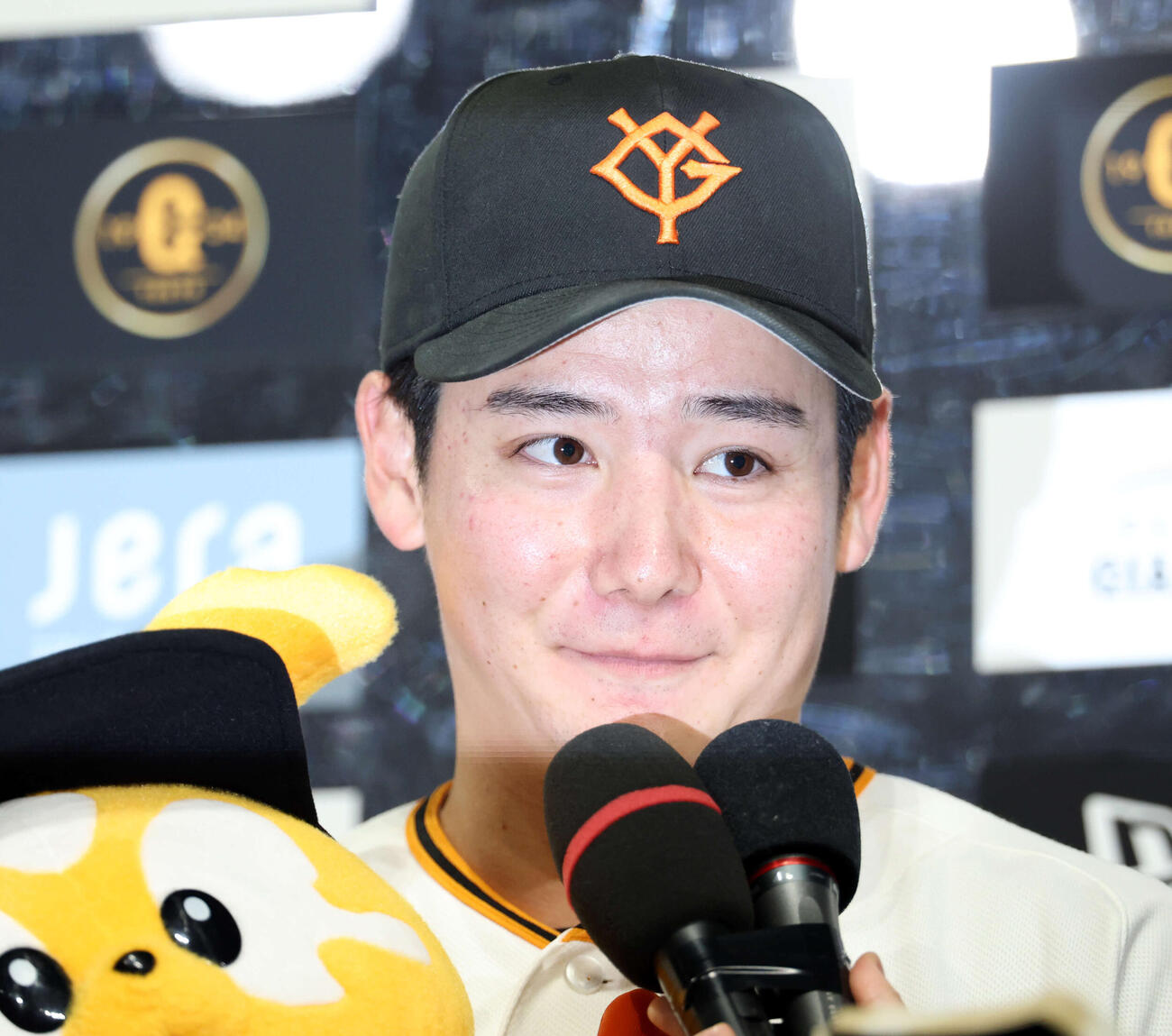 巨人対ヤクルト　2勝目を挙げた巨人竹丸はインタビューで笑顔（撮影・浅見桂子）