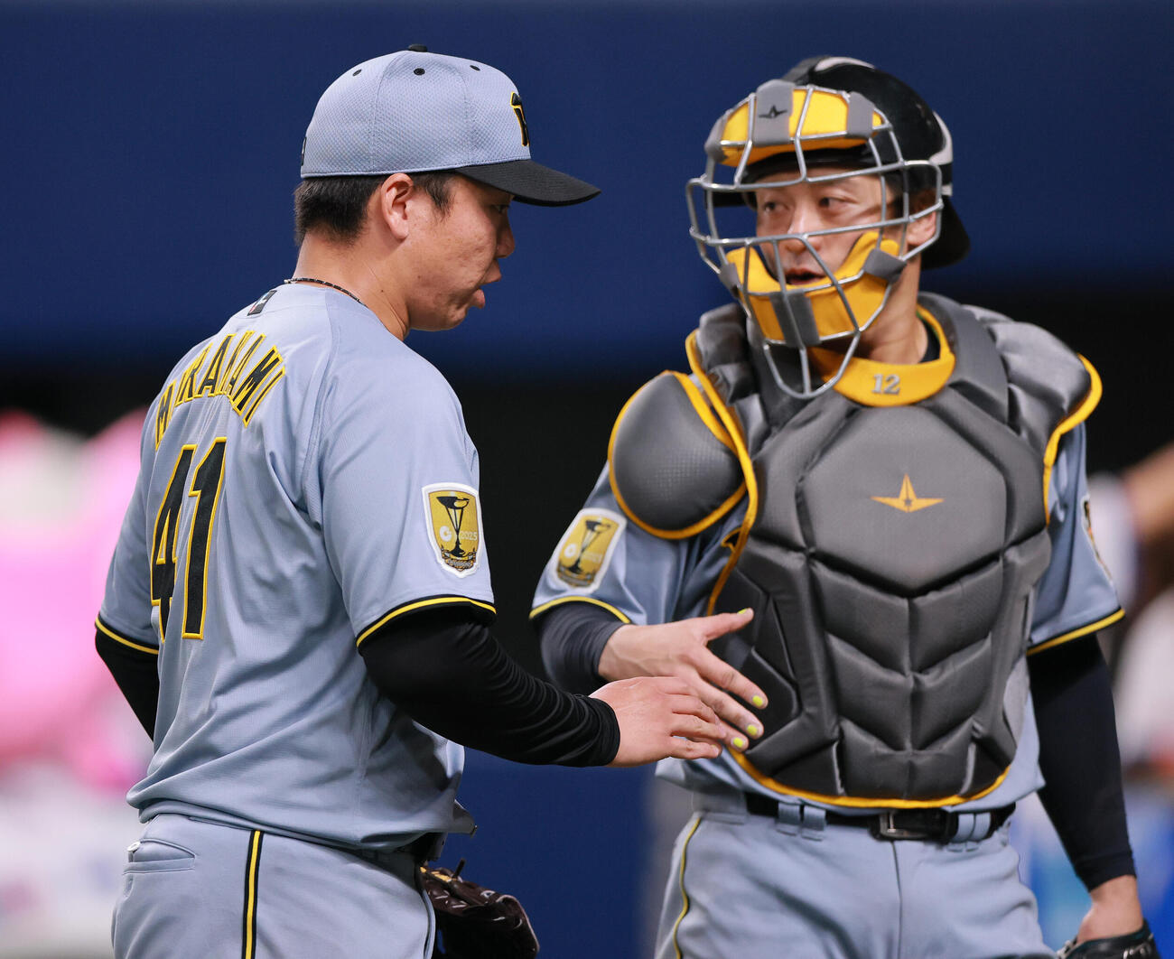 中日対阪神　77回を投げ終えた村上（手前）と捕手坂本はベンチ前でタッチをかわす（撮影・上山淳一）