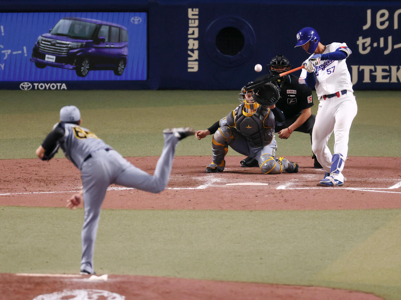 中日対阪神　8回裏中日1死二、三塁、花田は中犠飛を打ち上げて追加点を挙げる。投手湯浅（撮影・加藤哉）