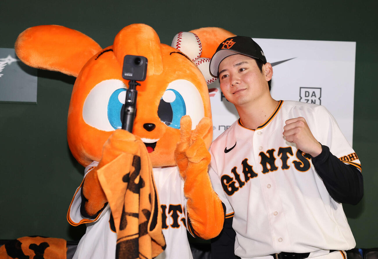 巨人対ヤクルト　2勝目を挙げた巨人竹丸（右）はキッズジャビットと記念撮影（撮影・浅見桂子）