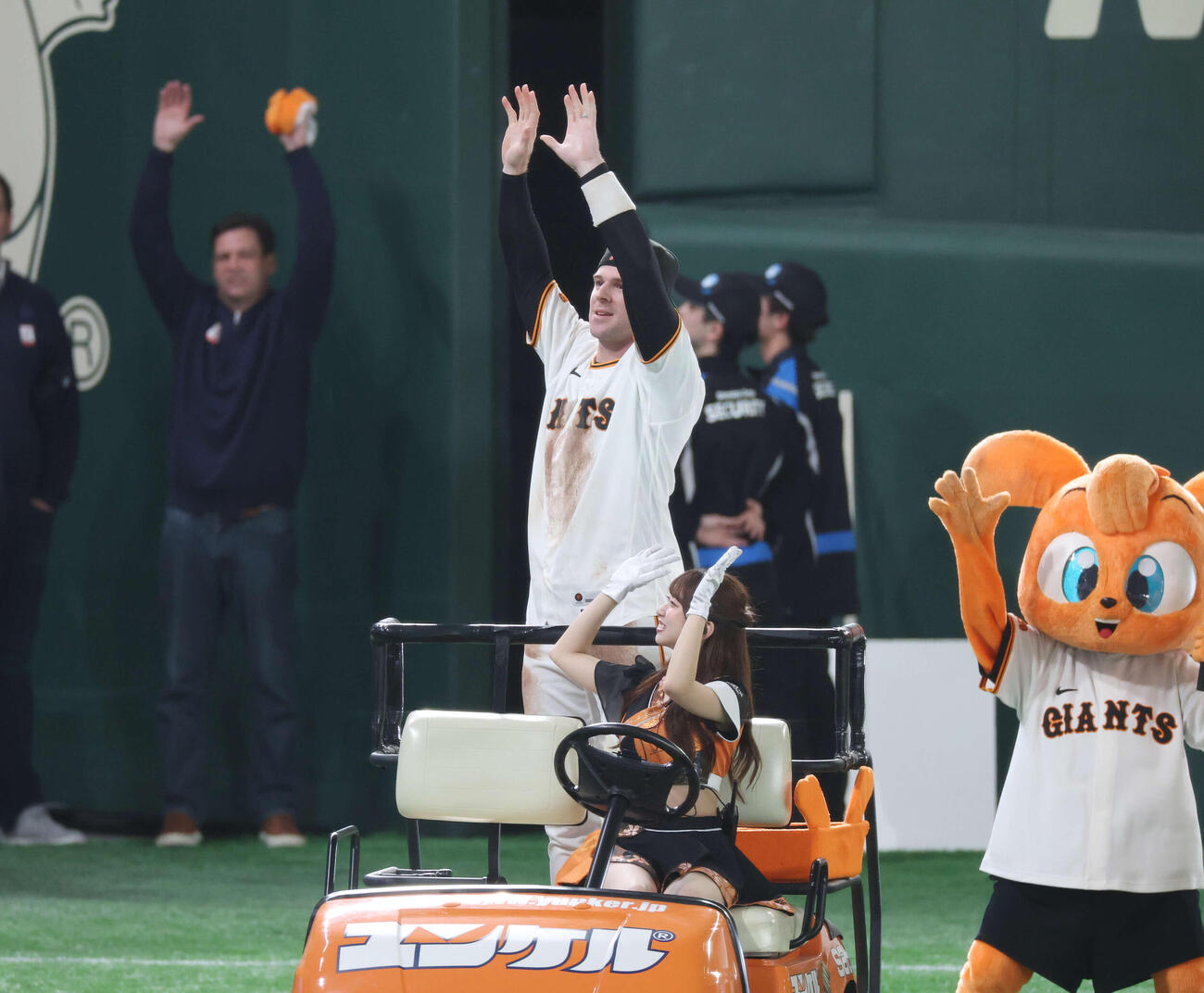 巨人対ヤクルト　勝利しばんざいをする巨人キャベッジ（撮影・増田悦実）