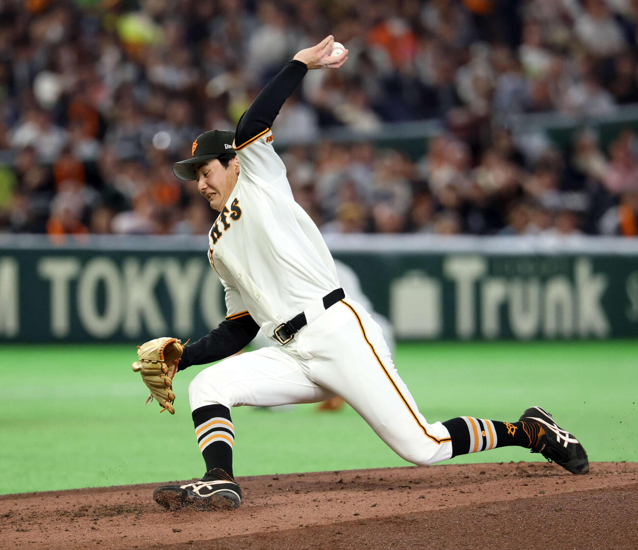 巨人対ヤクルト　4回表ヤクルト2死一、二塁、打者赤羽に転びながら投げる竹丸（撮影・浅見桂子）