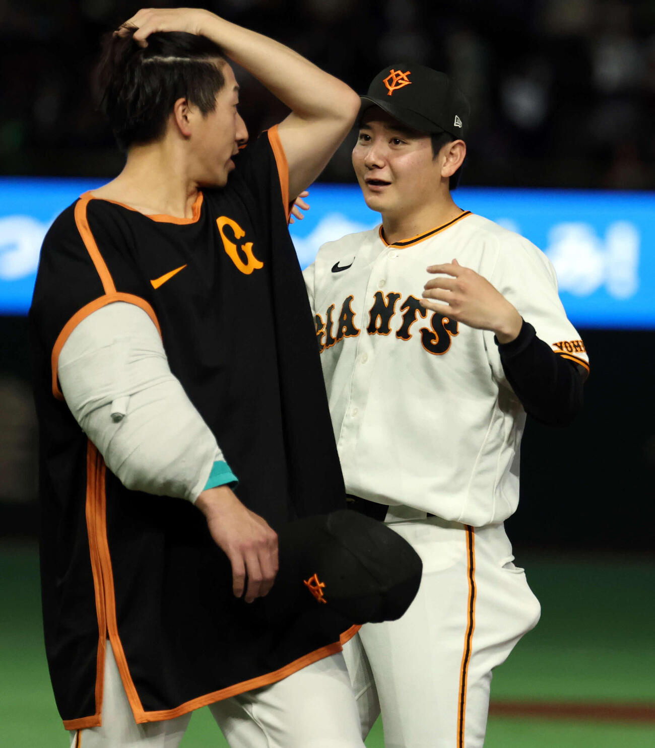 巨人対ヤクルト　2勝目を挙げた巨人竹丸（右）は笑顔（撮影・浅見桂子）