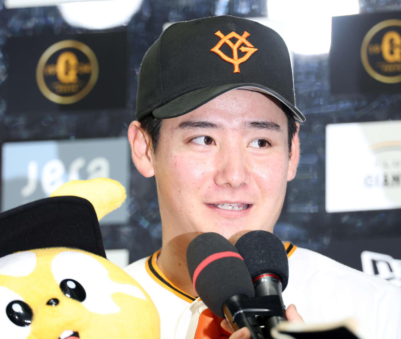 巨人対ヤクルト　2勝目を挙げた巨人竹丸はインタビューで笑顔（撮影・浅見桂子）