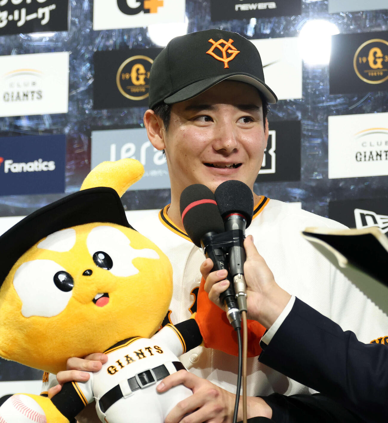 巨人対ヤクルト　2勝目を挙げた巨人竹丸はインタビューで笑顔（撮影・浅見桂子）