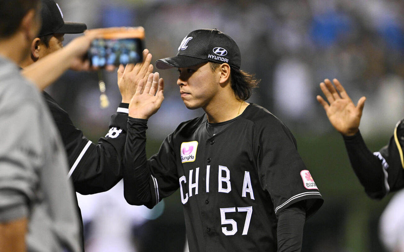 西武対ロッテ　試合後、ロッテ小川（右）はサブロー監督とタッチを交わす（撮影・滝沢徹郎）