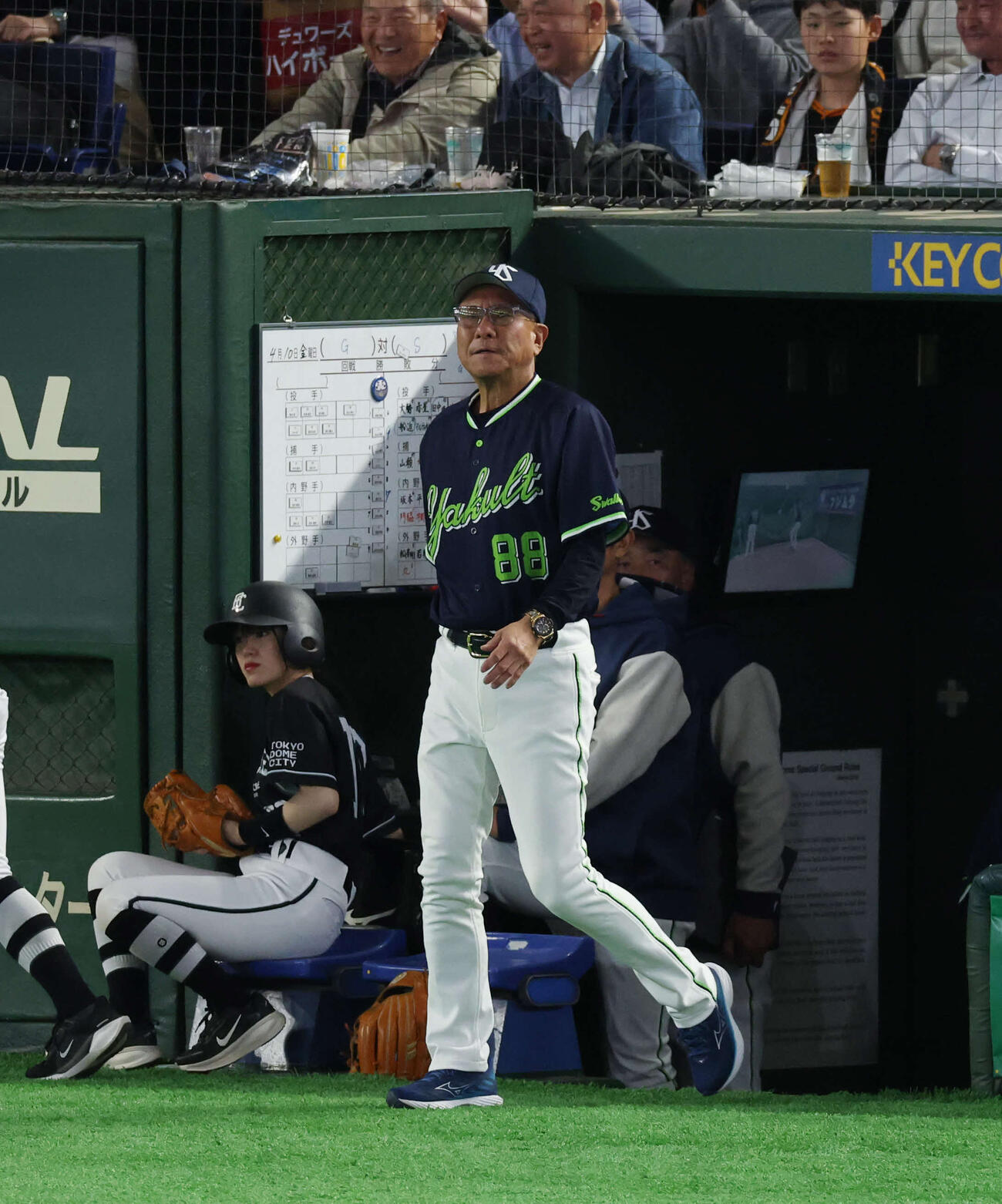 巨人対ヤクルト　8回表を終え険しい表情で交代を告げに出るヤクルト池山監督（撮影・増田悦実）