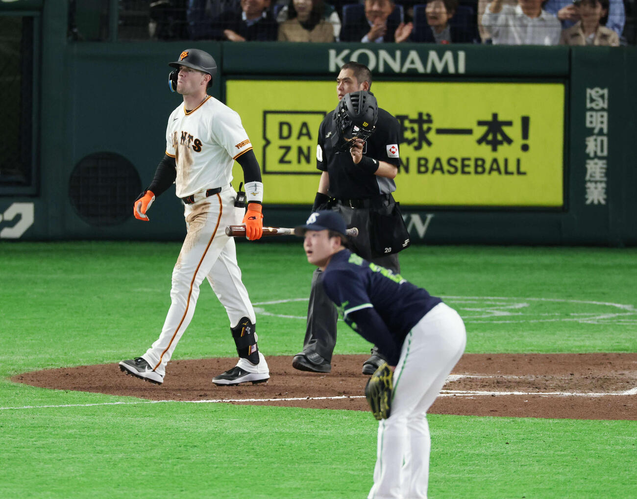 巨人対ヤクルト　7回裏巨人無死、ソロ本塁打を放つキャベッジ。投手は吉村（撮影・増田悦実）