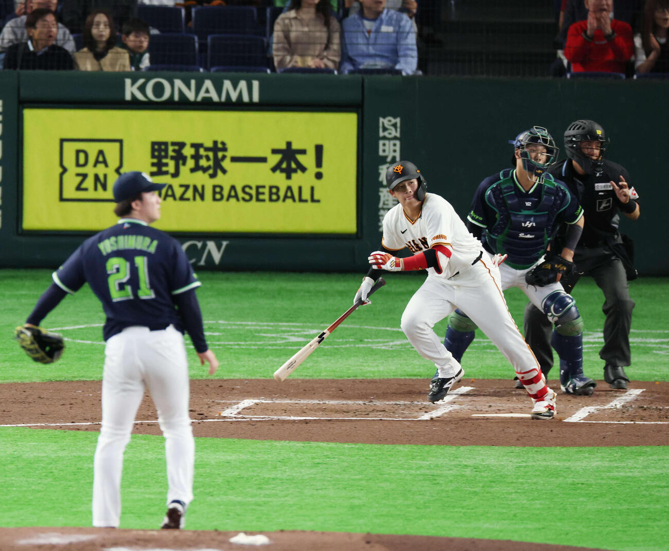 巨人対ヤクルト　2回裏巨人1死一塁、適時二塁打を放つ増田陸。投手は吉村（撮影・増田悦実）