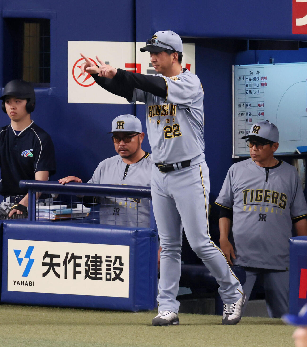 中日対阪神　8回表阪神無死一塁、藤川監督は福島の二塁判定にリクエストする（撮影・加藤哉）