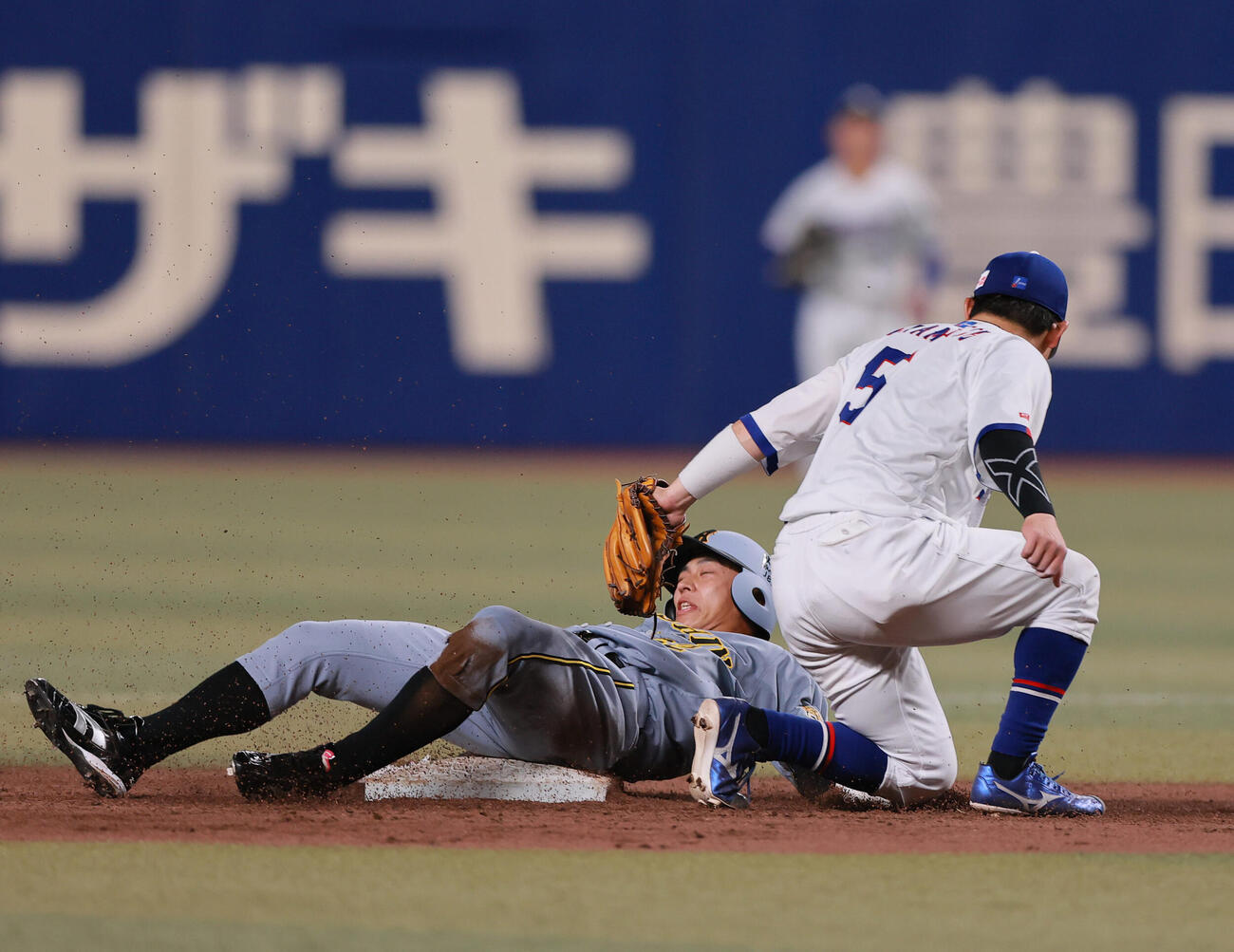中日対阪神　9回表阪神無死一塁、代走植田（左）は二盗を決める（撮影・上山淳一）