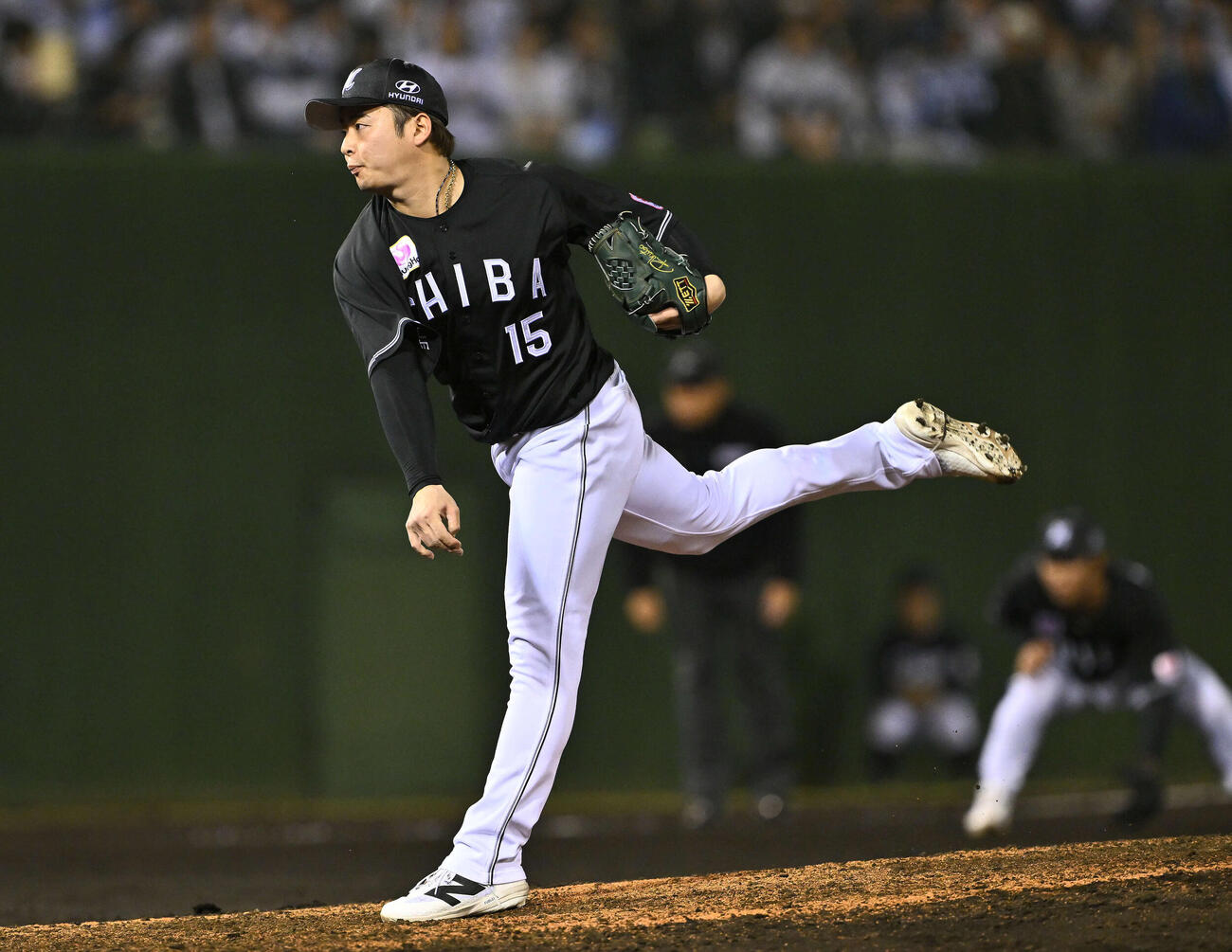 西武対ロッテ　9回裏からロッテ4番手で登板し試合を締めた横山（撮影・滝沢徹郎）