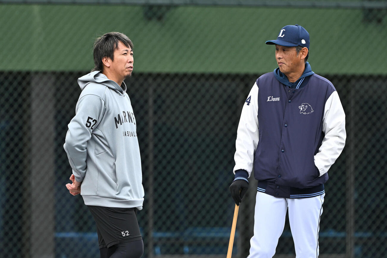 西武対ロッテ　試合前練習で談笑するロッテ益田（左）と西武西口監督（撮影・滝沢徹郎）