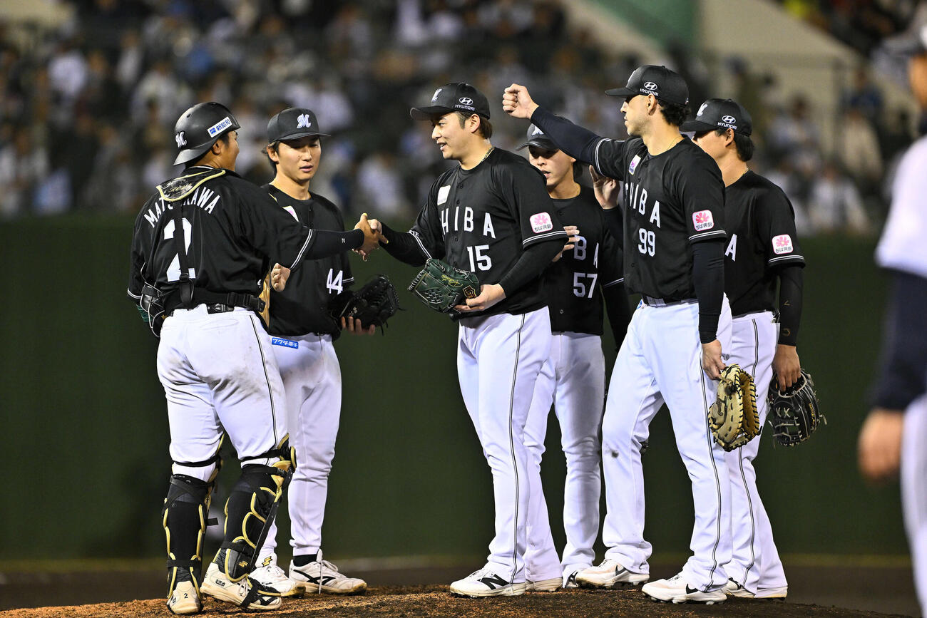 西武対ロッテ　9回裏からロッテ4番手で登板し試合を締めた横山（左から3人目）は松川（左）と握手を交わす（撮影・滝沢徹郎）