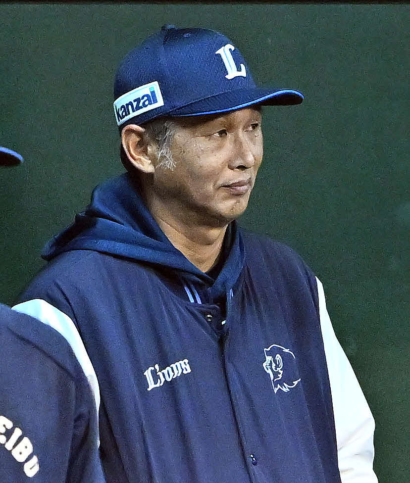 西武対ロッテ　9回裏、ベンチで浮かない表情の西武西口監督（撮影・滝沢徹郎）