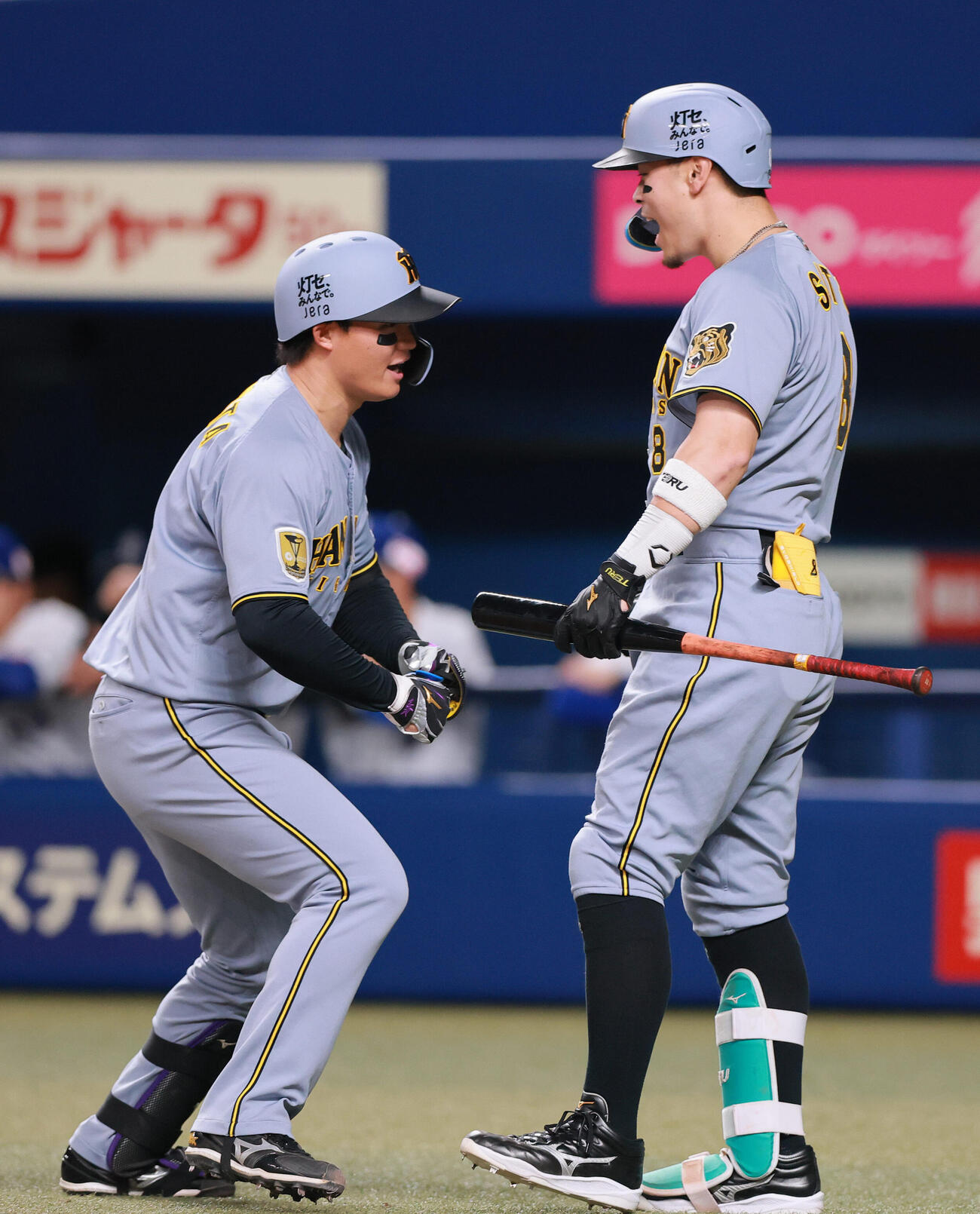 中日対阪神　6回表阪神1死、森下（左）はソロ本塁打を放ち次打者の佐藤から出迎えを受ける（撮影・上山淳一）