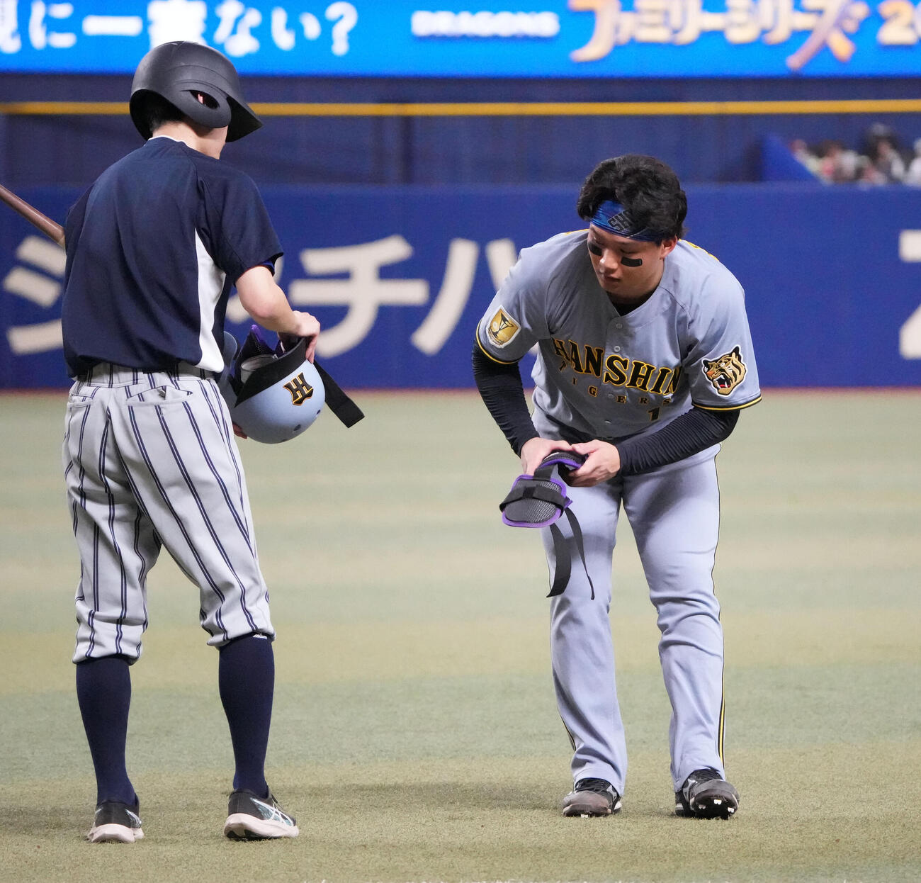 中日対阪神　8回表阪神2死二塁、森下（右）は左飛に倒れる（撮影・森本幸一）