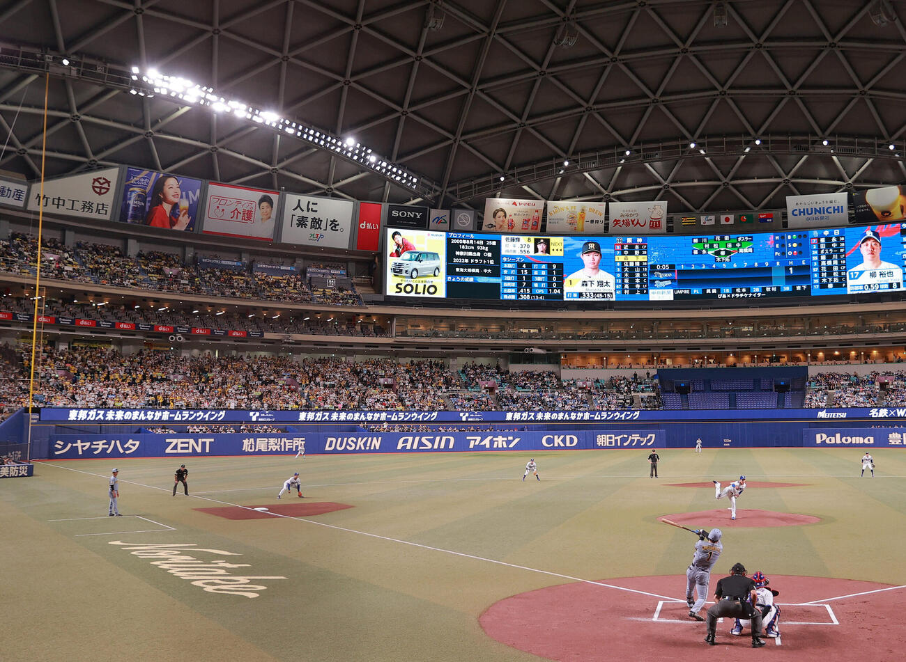 中日対阪神　1回表阪神1死一塁、スイングする森下（撮影・上山淳一）