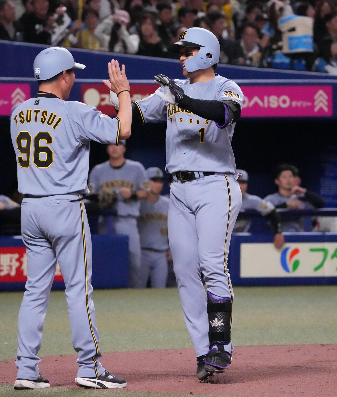 中日対阪神　6回表阪神1死、森下（右）は本塁打を放ち生還する（撮影・森本幸一）