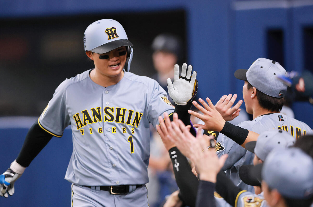 中日対阪神　6回表阪神1死、ソロ本塁打を放ち祝福を受ける森下（撮影・上山淳一）