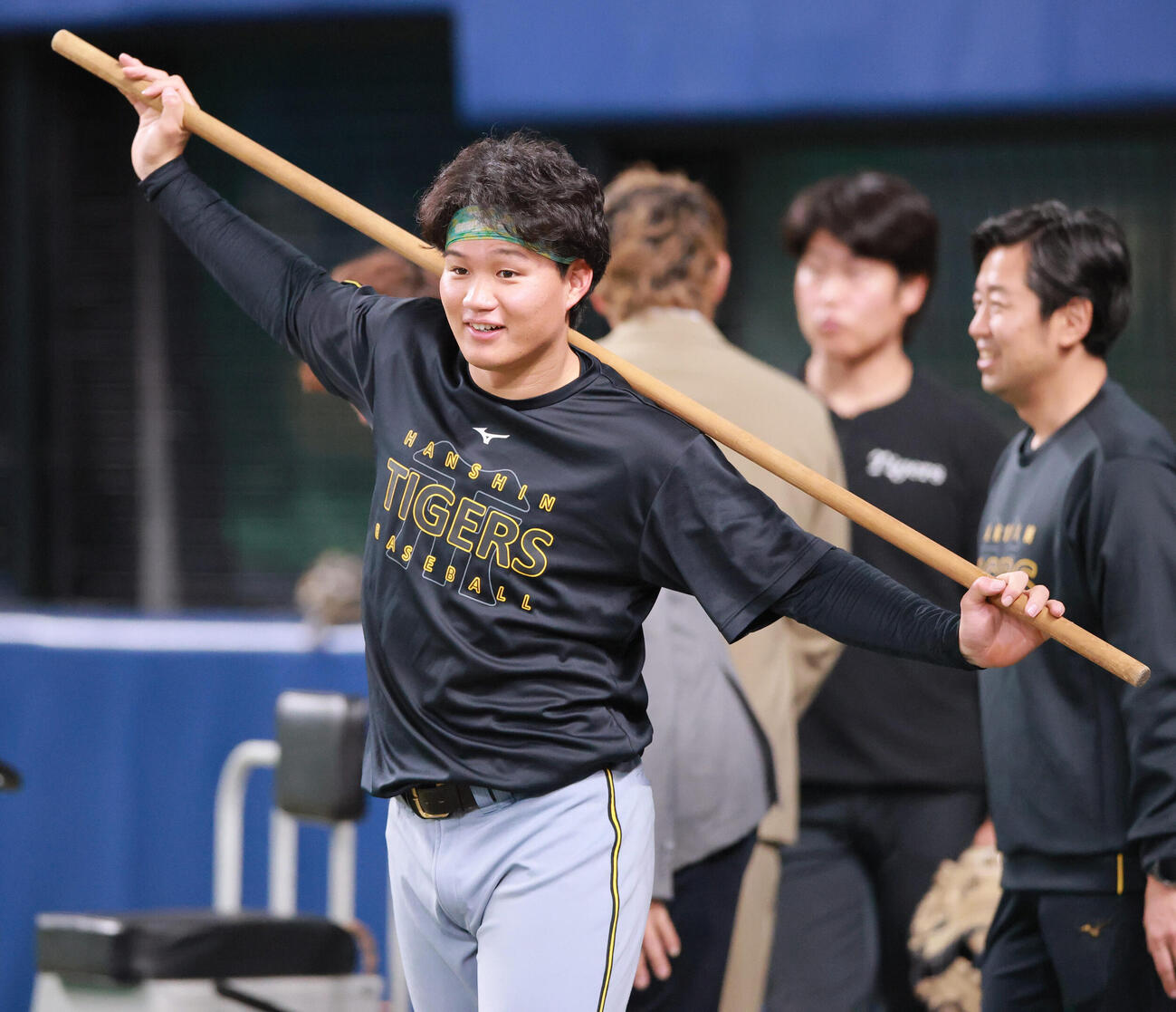中日対阪神　試合前の練習でリラックスした表情を見せる阪神森下（撮影・上山淳一）