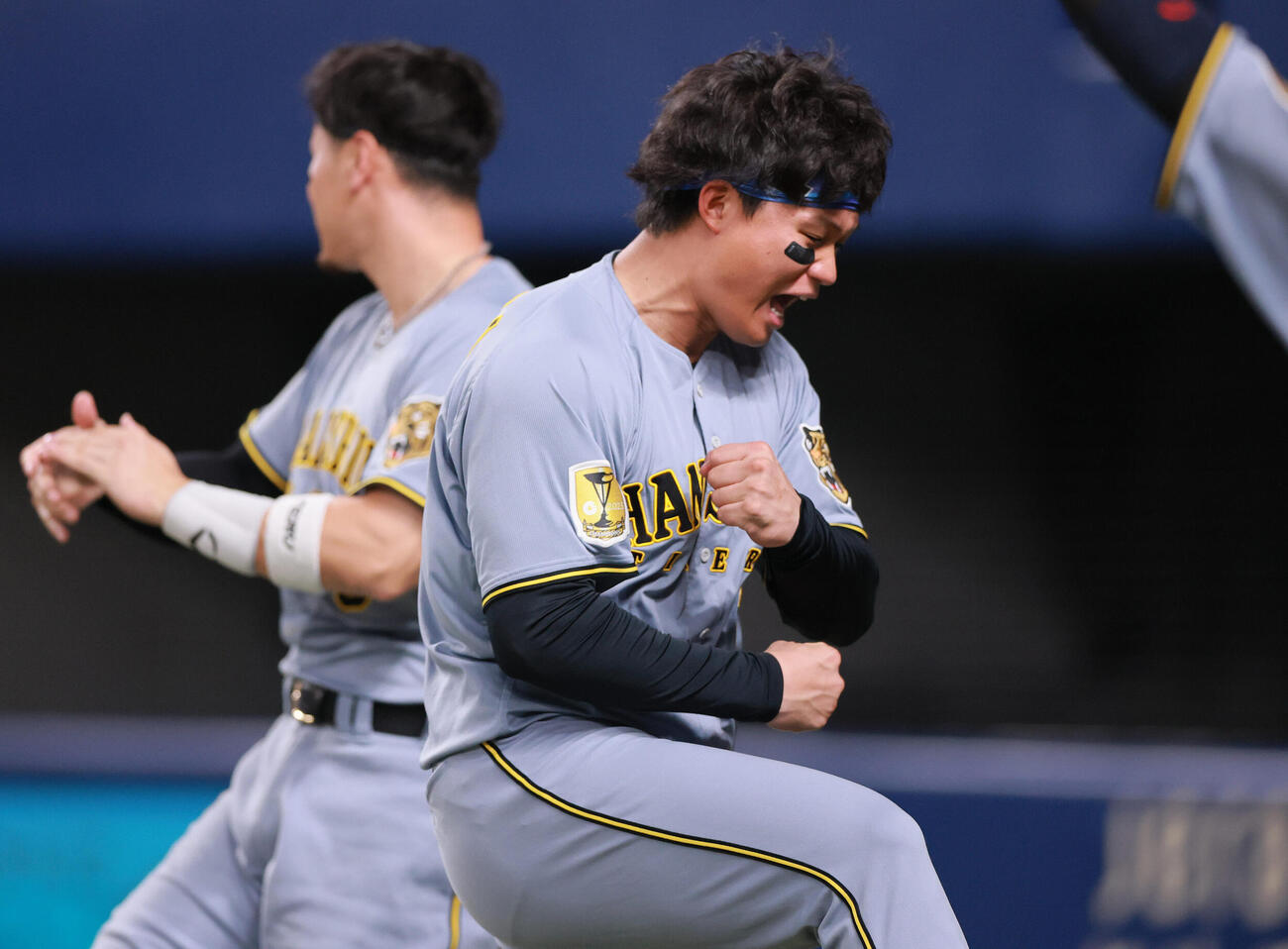 中日対阪神　9回表阪神2死一、三塁、代打前川の適時二塁打と相手守備のミスで逆転しベンチ前で歓喜する森下（撮影・上山淳一）