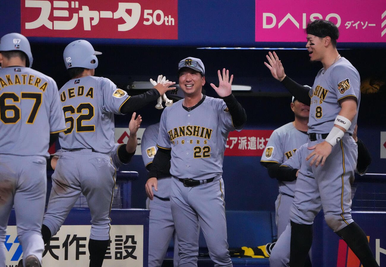 中日対阪神　9回表阪神2死一、三塁、藤川監督（中央）は前川の適時二塁打で生還した植田らを迎える（撮影・森本幸一）