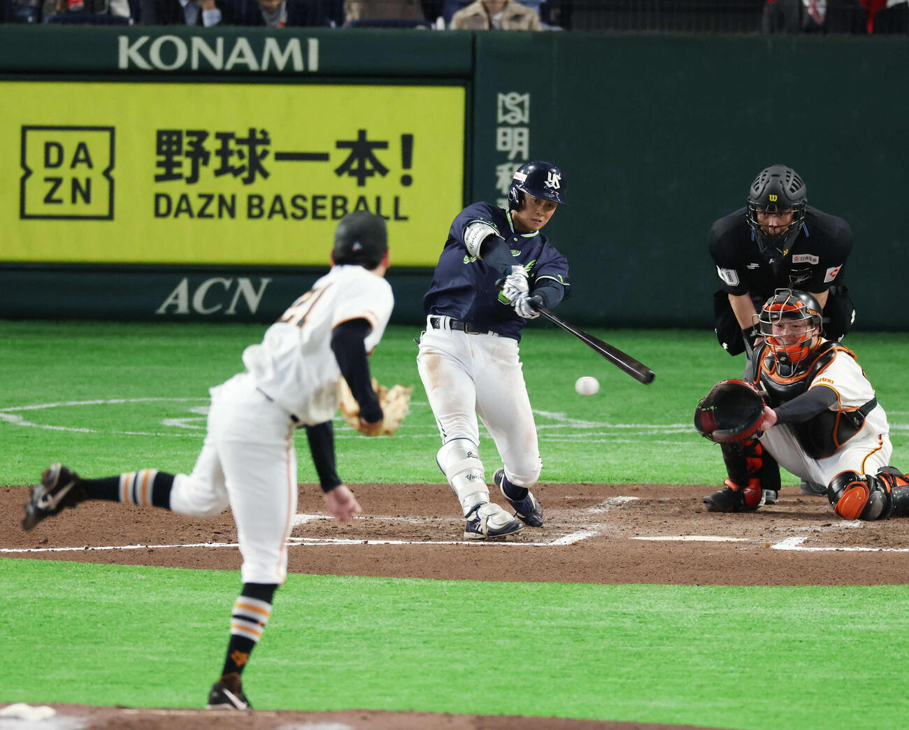 巨人対ヤクルト　6回表ヤクルト2死一塁、安打を放つ岩田。投手竹丸（撮影・増田悦実）