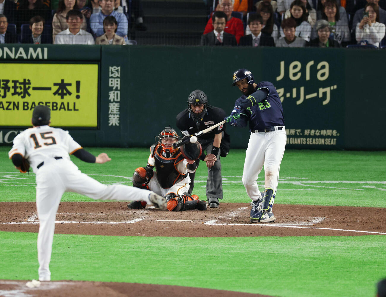 巨人対ヤクルト　8回表ヤクルト無死一塁、二塁打を放つサンタナ。投手は大勢（撮影・増田悦実）
