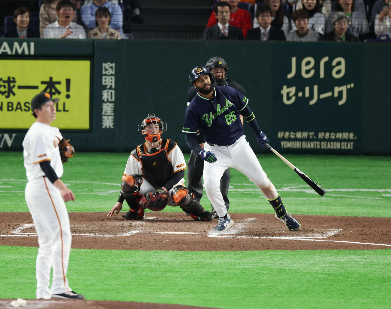巨人対ヤクルト　8回表ヤクルト無死一塁、二塁打を放つサンタナ。投手は大勢（撮影・増田悦実）