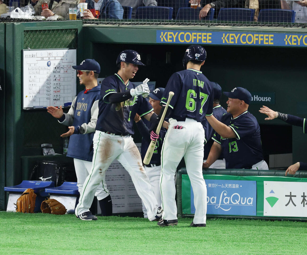 巨人対ヤクルト　4回表ヤクルト1死満塁、増田の犠打で生還しナインとタッチを交わす古賀（撮影・増田悦実）