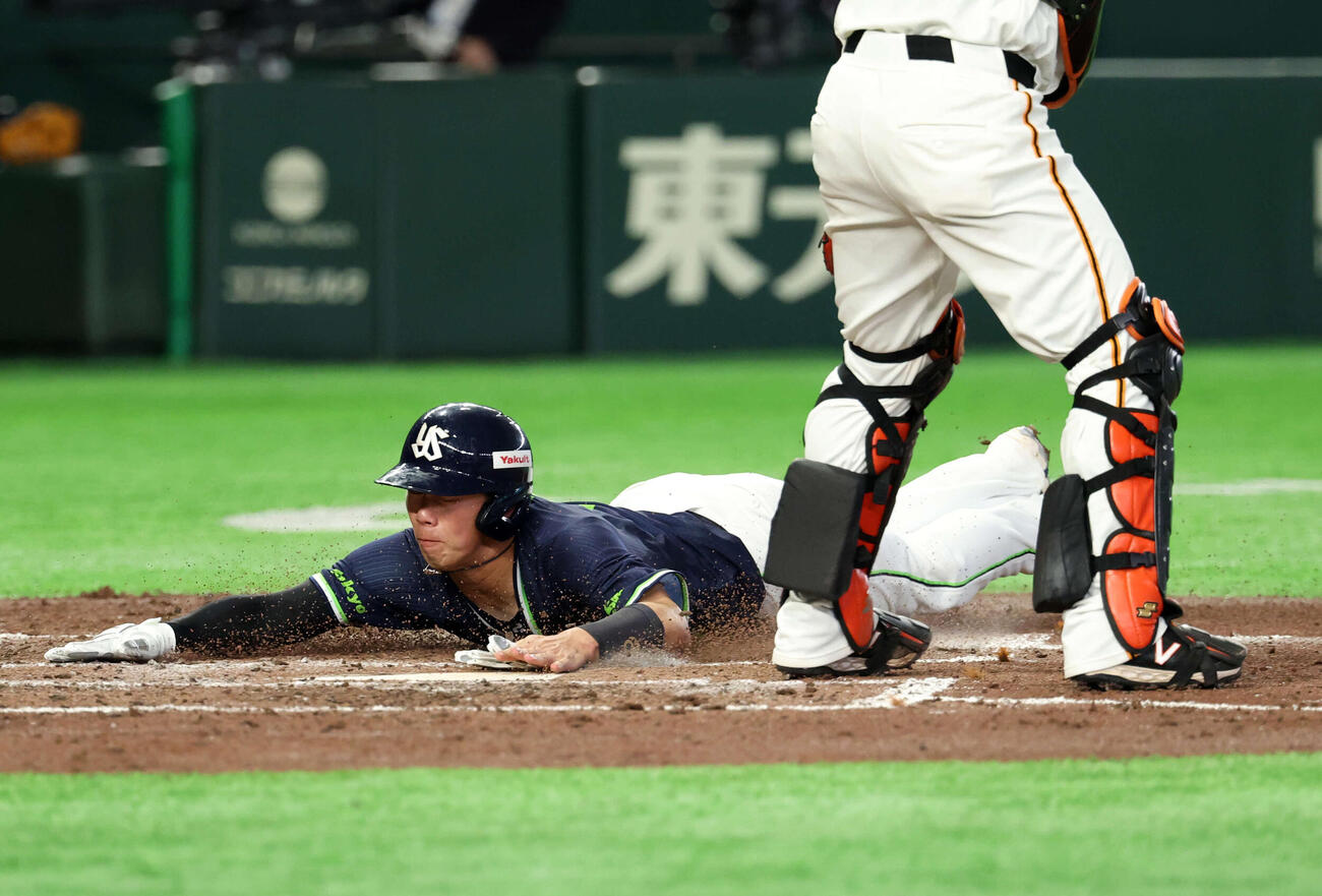 巨人対ヤクルト　4回表ヤクルト1死満塁、増田の犠飛で生還する古賀（撮影・浅見桂子）