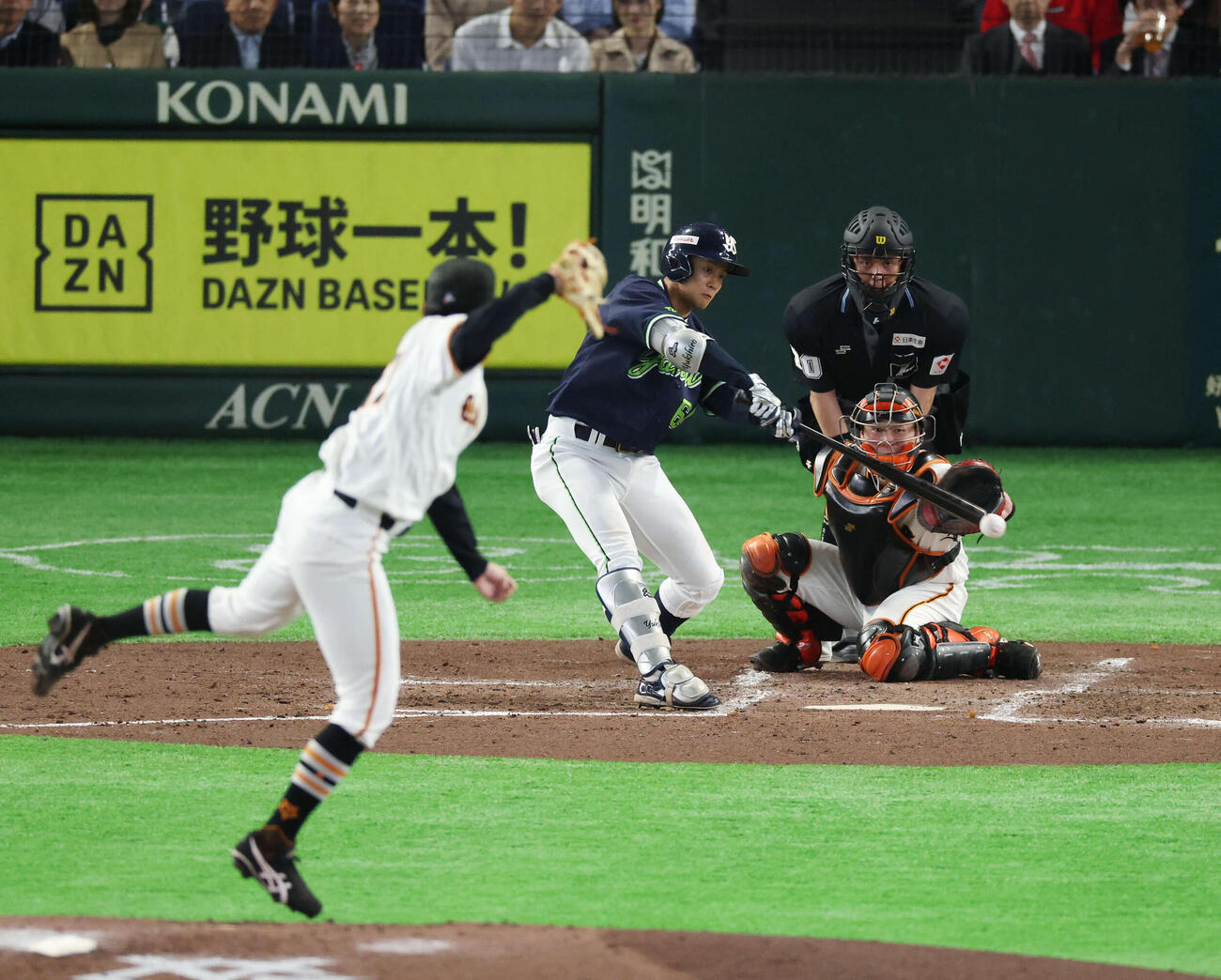 巨人対ヤクルト　4回表ヤクルト1死一、二塁、安打を放つ岩田。投手は竹丸（撮影・増田悦実）