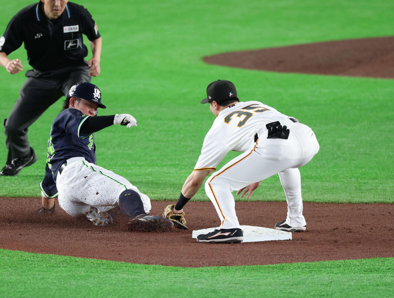 巨人対ヤクルト　2回表ヤクルト1死一、二塁、赤羽の犠打で二盗を試みるもアウトとなる増田。右は泉口（撮影・増田悦実）