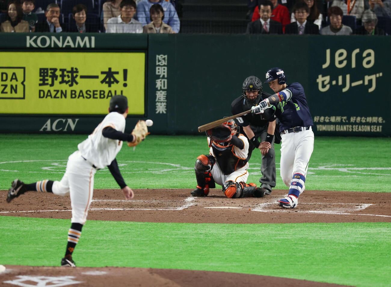 巨人対ヤクルト　4回表ヤクルト1死、安打を放つ古賀。投手は竹丸（撮影・増田悦実）