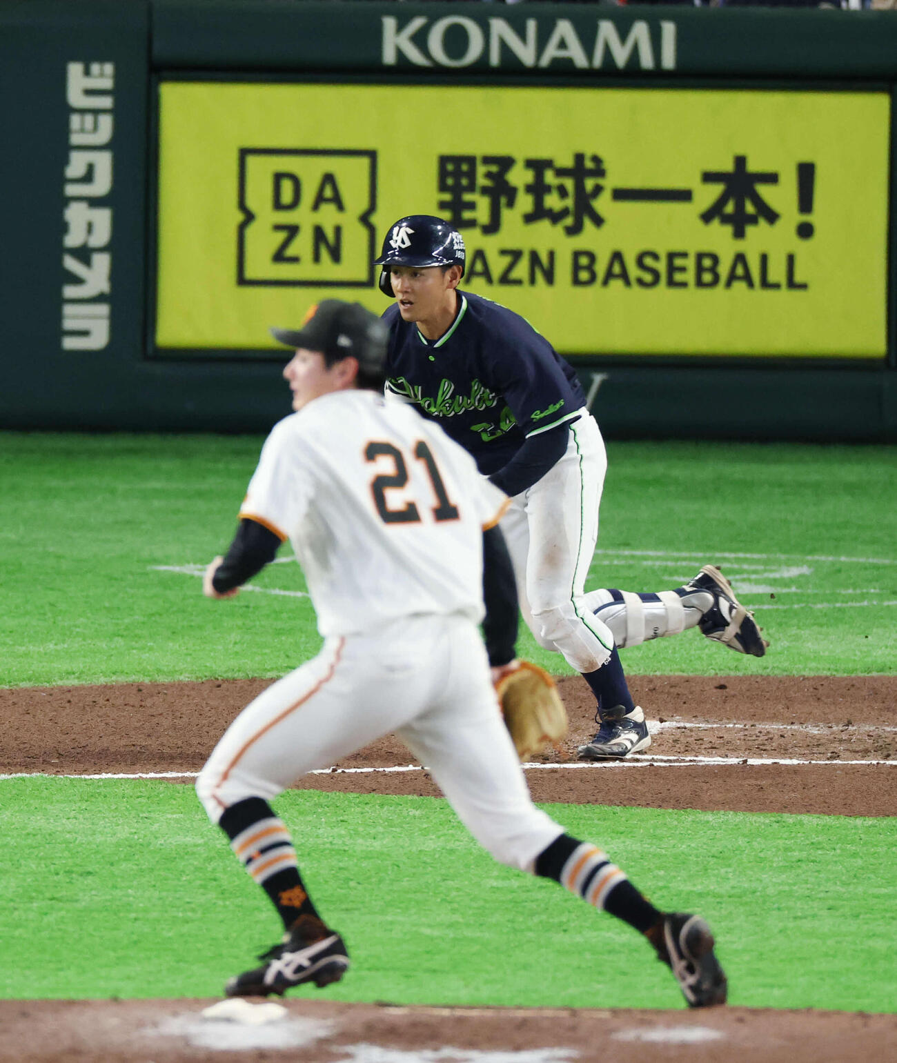 巨人対ヤクルト　6回表ヤクルト2死一塁、安打を放つ岩田。投手は竹丸（撮影・増田悦実）
