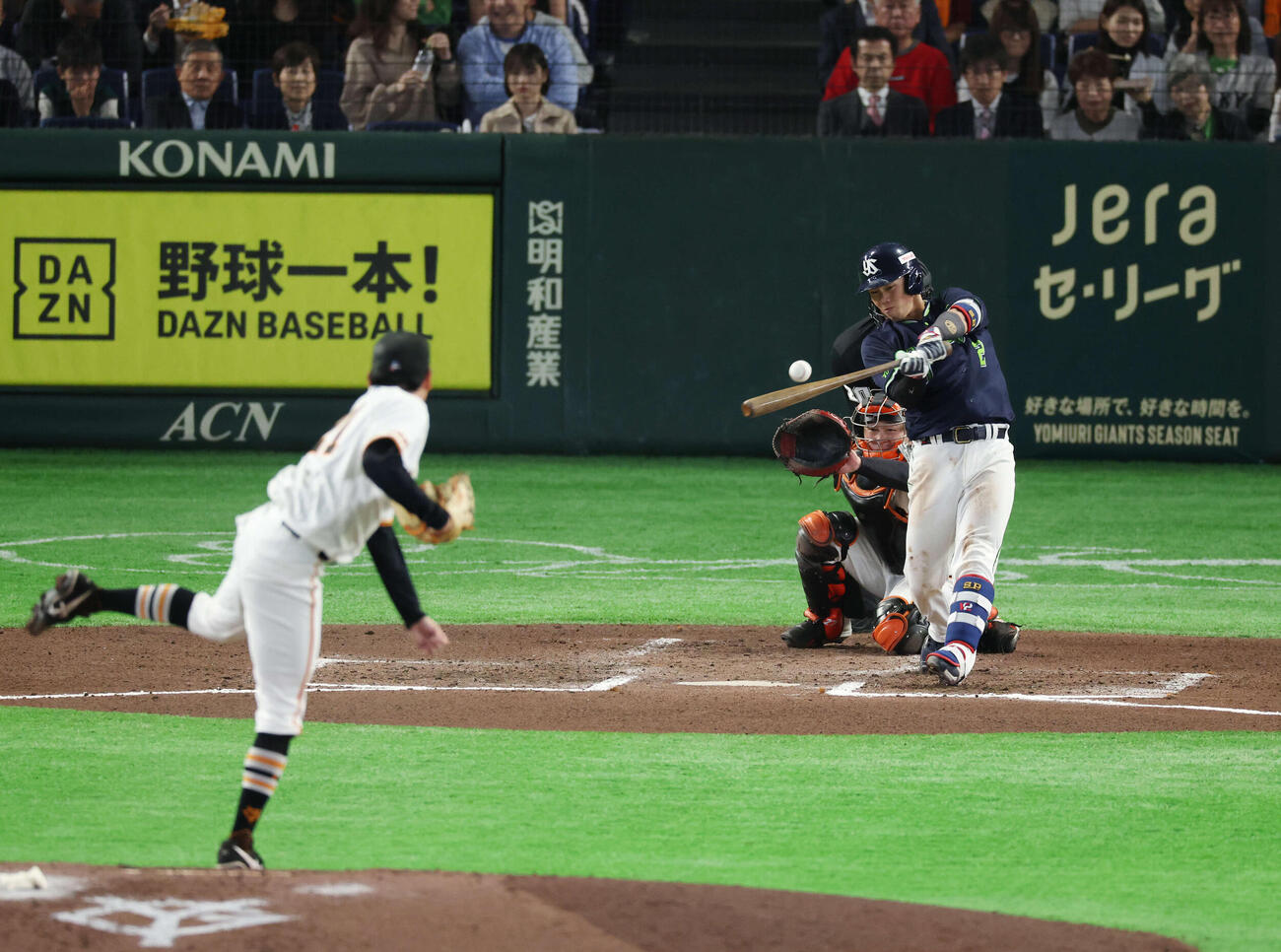 巨人対ヤクルト　6回表ヤクルト1死、安打を放つ古賀。投手は竹丸（撮影・増田悦実）