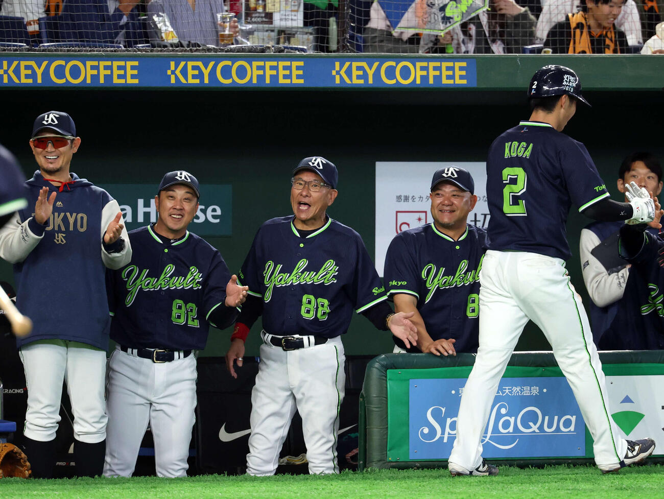 巨人対ヤクルト　4回表ヤクルト1死満塁、増田の犠飛で生還した古賀（手前）を笑顔で迎える池山監督（中央）ら（撮影・浅見桂子）