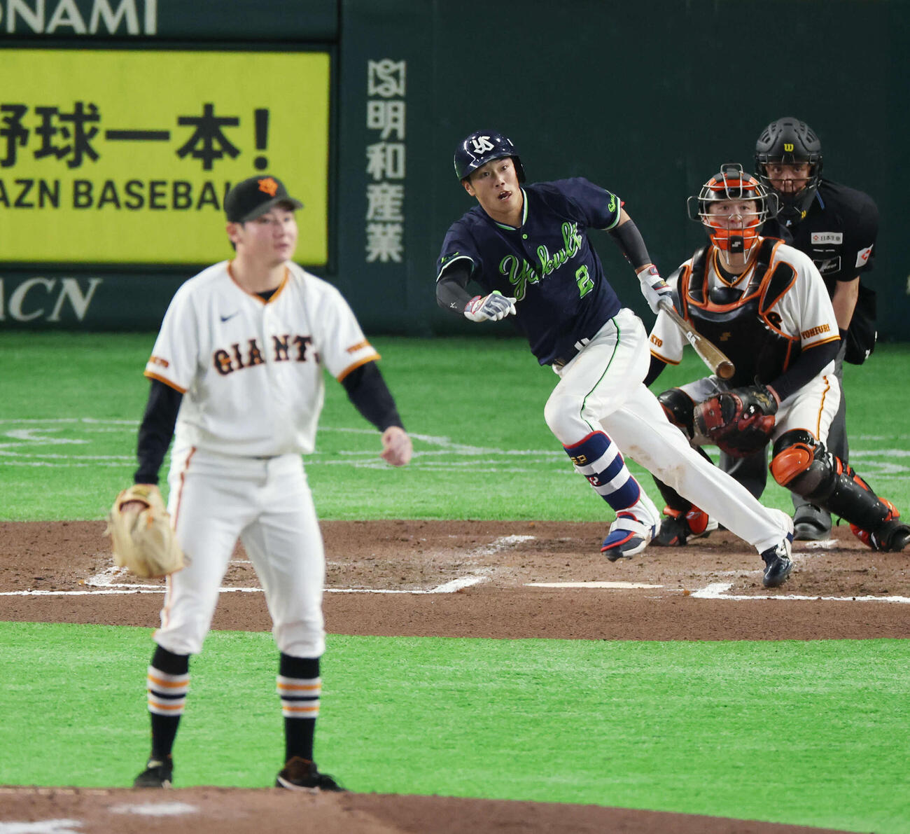 巨人対ヤクルト　6回表ヤクルト1死、安打を放つ古賀。投手は竹丸（撮影・増田悦実）
